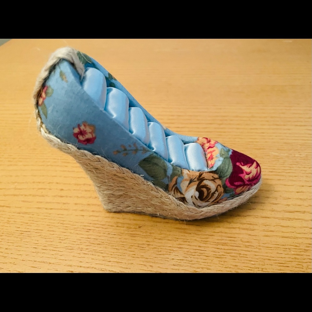 Wedge shoe ring holder